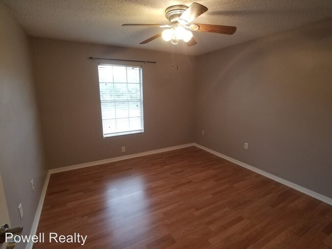 Building Photo - 806 Lake Haven Square