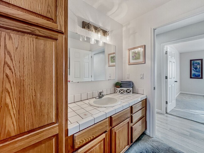 Building Photo - HUGE GARAGE BIGGER HOUSE