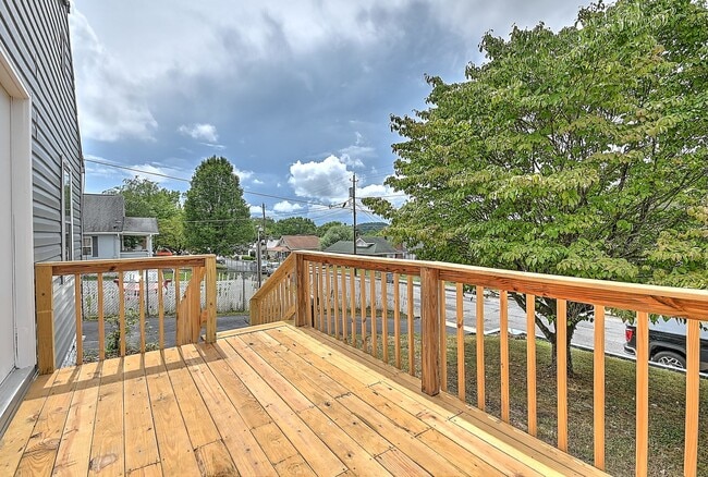 Building Photo - 4 Bedrooms 3 Baths Bristol TN