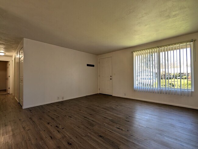 Building Photo - Great 3-Bed/1-Bath Home In Santa Clara Area!