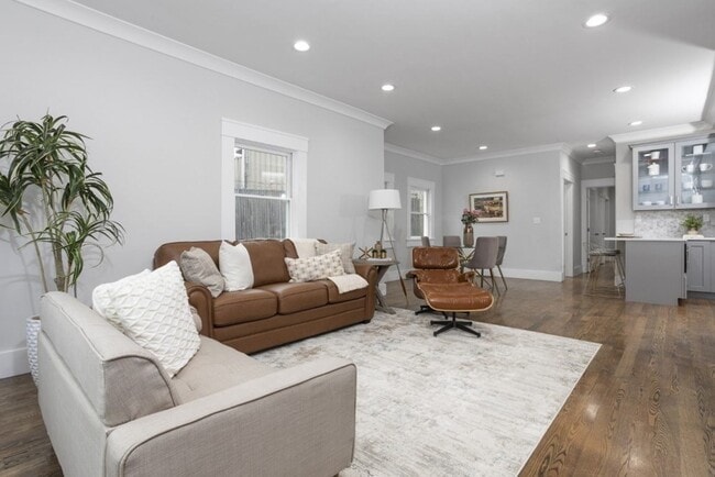 Building Photo - 10 Grant St