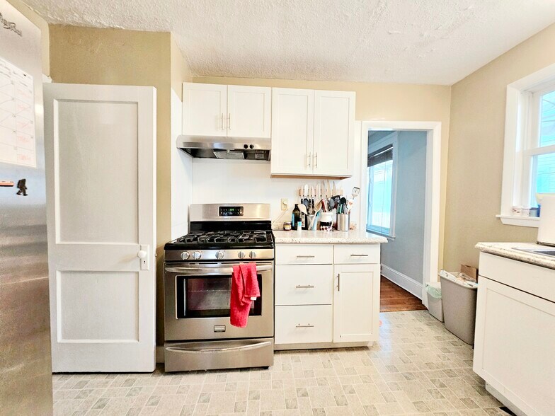 Building Photo - 44 Day St