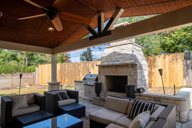 Building Photo - 4805 Creekwood Rd