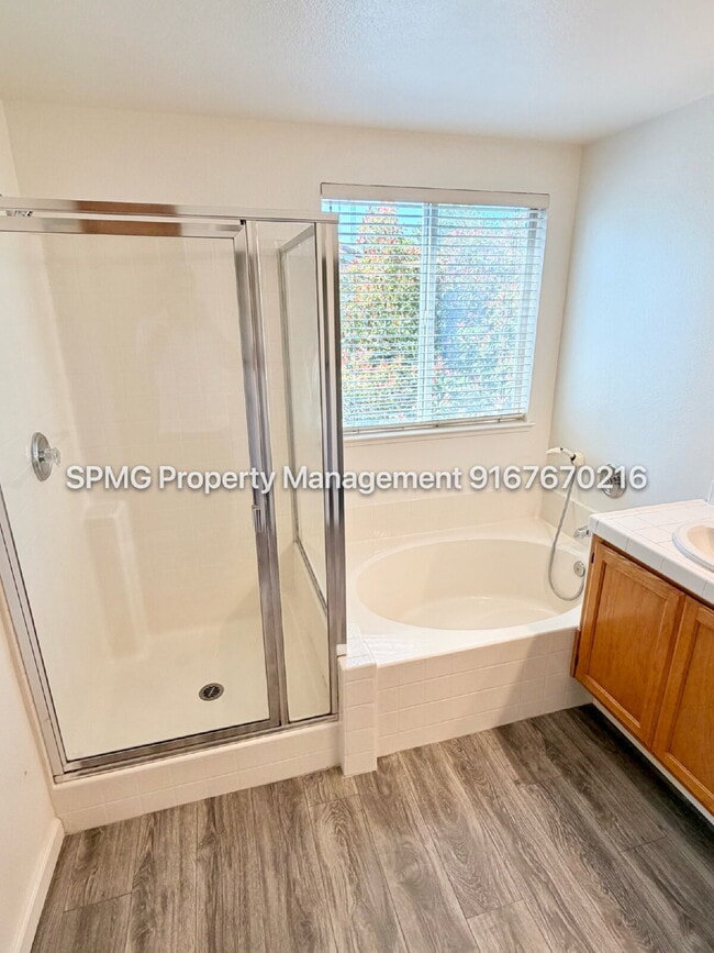 Building Photo - Beautiful 4 Bed / 3 Bath Home in Prime Roseville Location – Across from Park!
