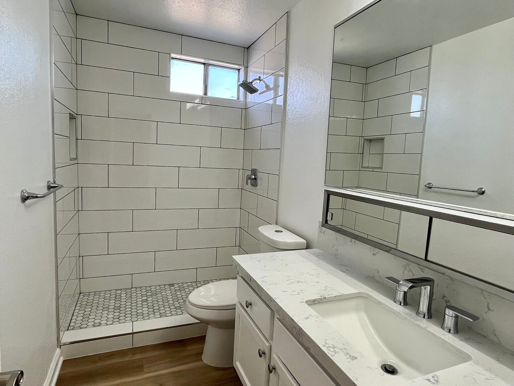 Building Photo - 400 N Sunrise Way