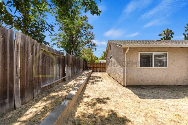 Building Photo - Charming 4-Bed, 2-Bath Home in Sacramento’...