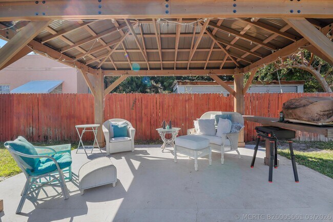 Building Photo - 301 Hawthorne Dr