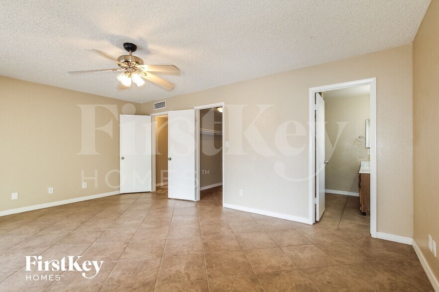 Building Photo - 5203 W Sandra Terrace