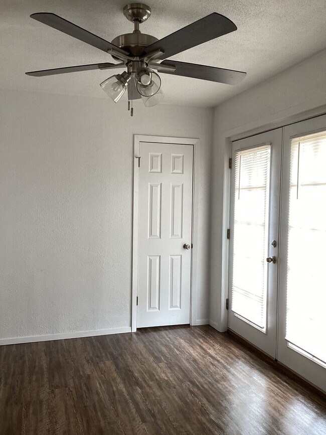 Building Photo - Newly Renovated 3 Bed House!