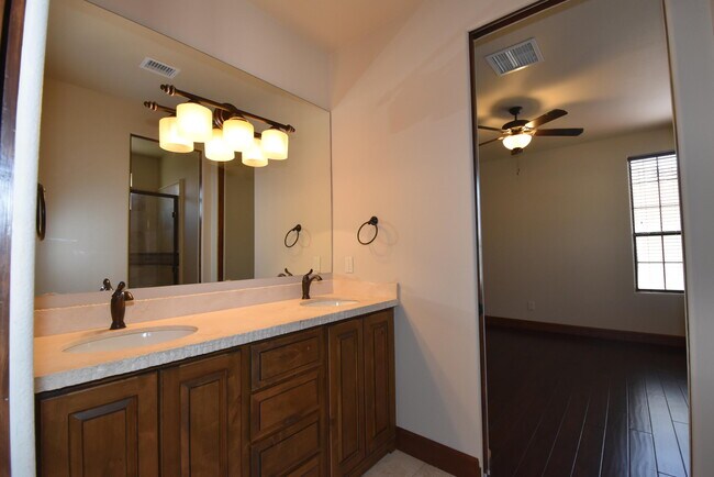 Building Photo - 6264 Wildwood Ct