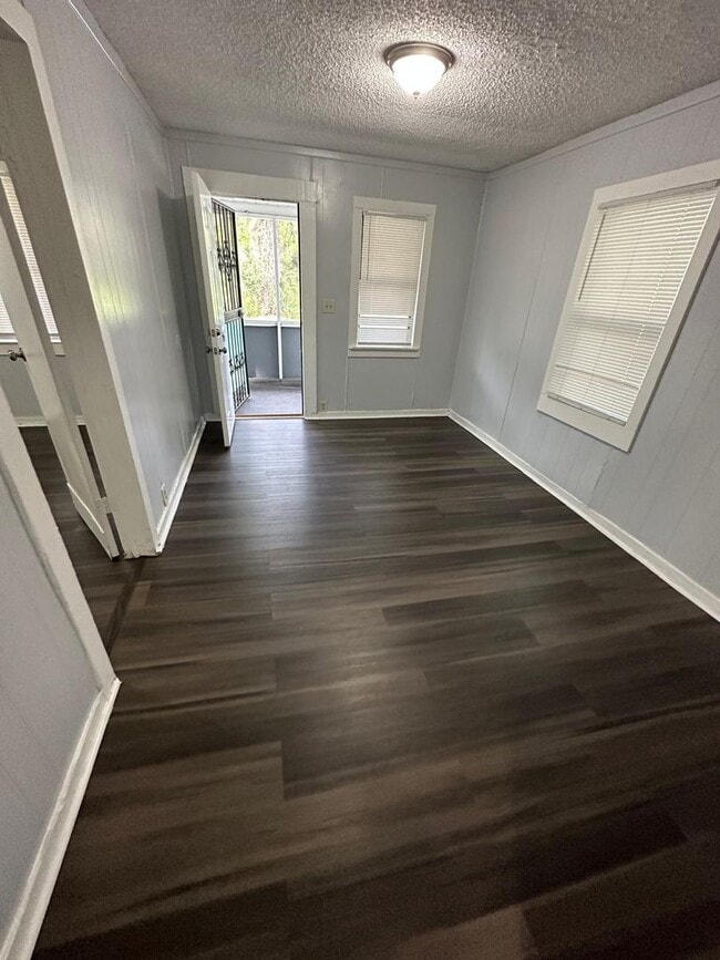 Building Photo - Fully Renovated 2/1 Single Family Available Now!