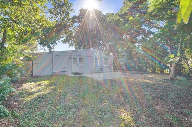 Building Photo - 119 SW 22nd Ave