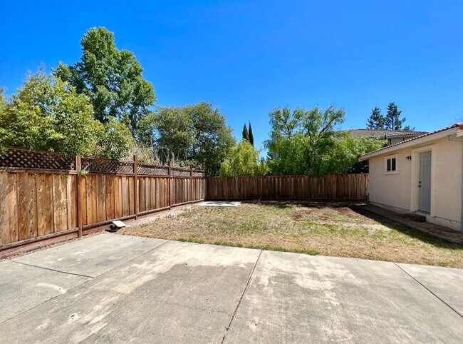 Building Photo - Spacious Four Bedroom Napa Home