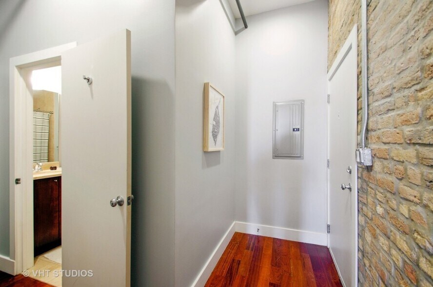 Building Photo - 3133 N Lakewood Ave