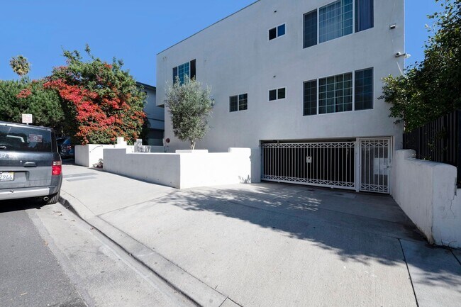 Building Photo - 1008 N Stanley Ave