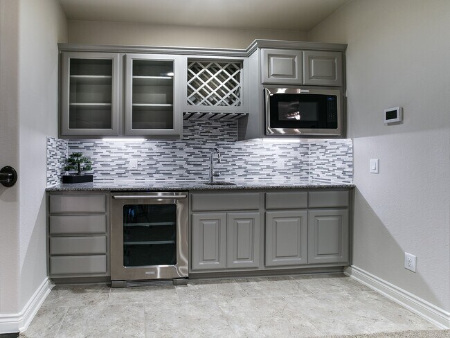 Building Photo - 9018 Meacom Dr