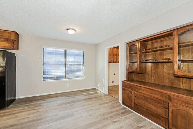 Building Photo - 3621 Willowbrook Dr