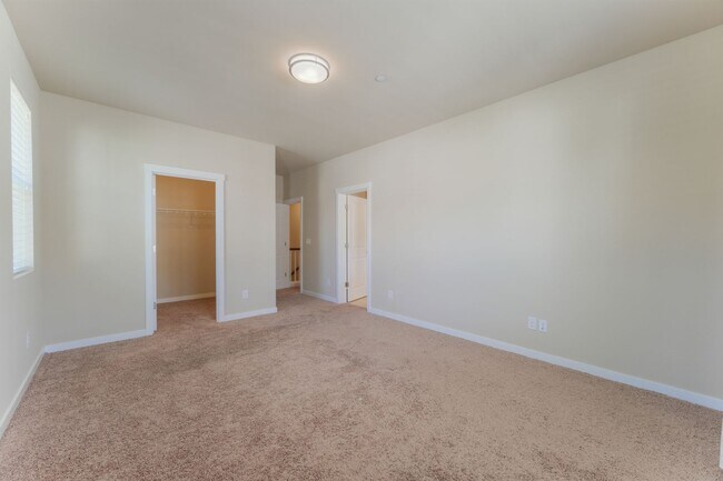 Building Photo - Spacious Brick and Wood Home in Issaquah