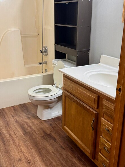 Building Photo - 403 S Park Square Dr
