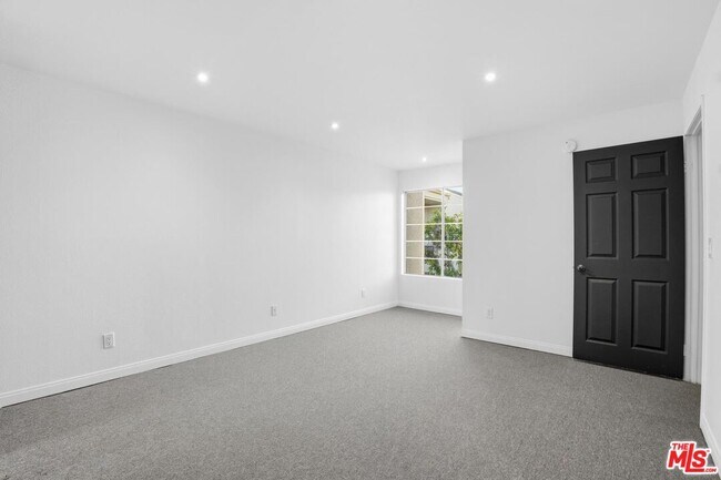 Building Photo - 5530 Owensmouth Ave