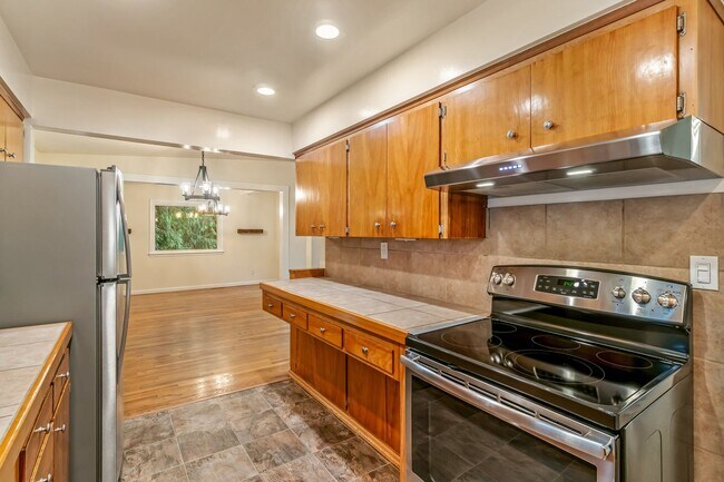 Building Photo - 6 Bedroom Home minutes from Saltwater Park...