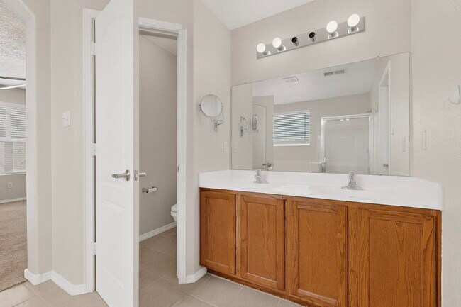 Building Photo - 2713 Violeta Cir SE