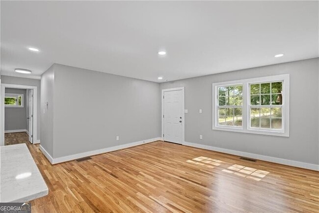 Building Photo - 2889 Macon Dr SW