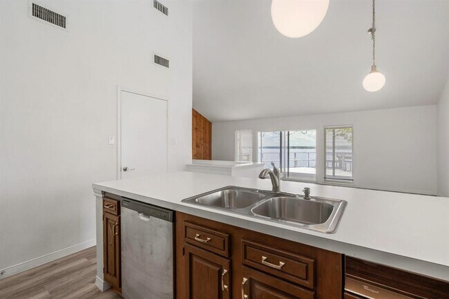 Building Photo - 80 Lakeview Village
