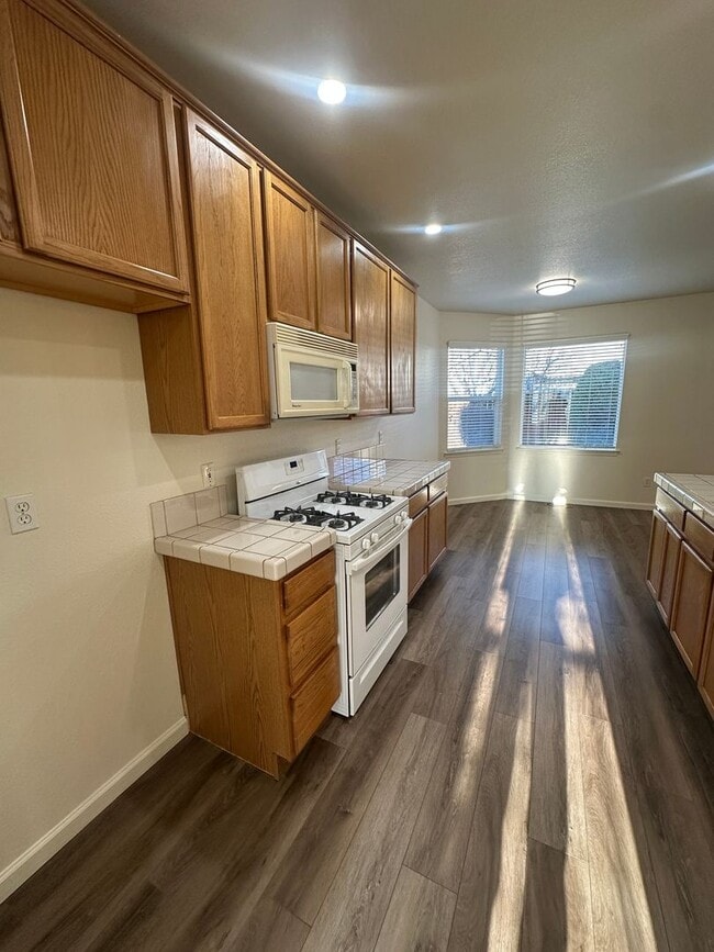 Building Photo - Charming Chichester Home