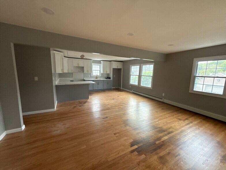 Building Photo - 950 W Jericho Tpke