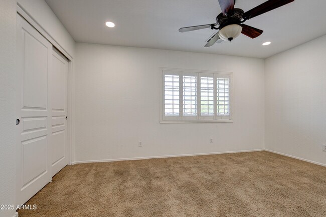 Building Photo - 2237 W Bonanza Ln