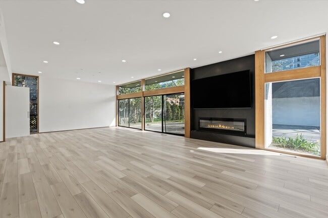 Building Photo - 709 Ann St