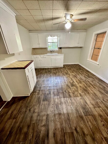 Building Photo - 1003 Zavalla St