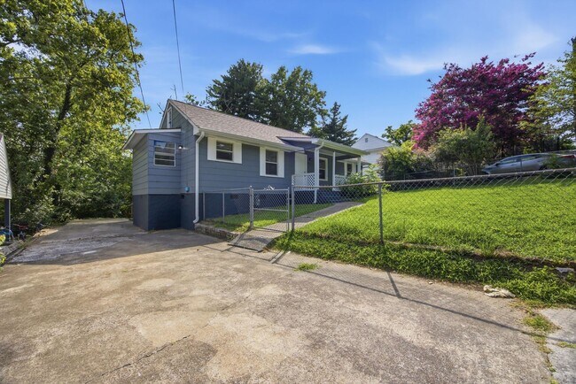 Building Photo - 3826 Kingwood Cir