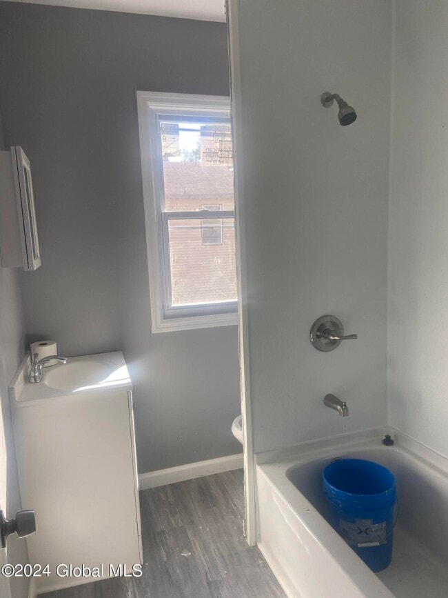 Building Photo - 533 Paige St