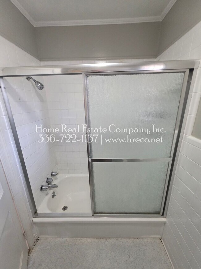 Building Photo - 525 Lester Ln