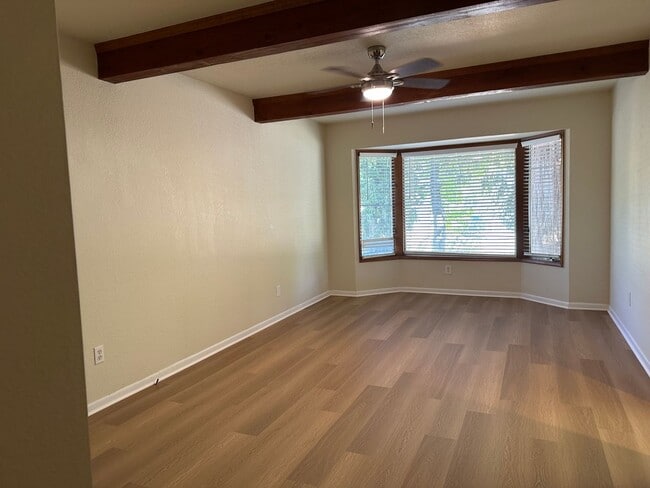 Building Photo - Your Next Chapter Starts Here - Convenient Redding Location!