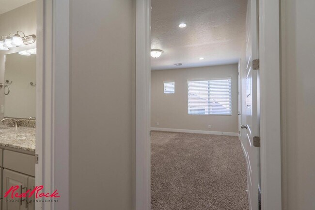 Building Photo - Pet Friendly 4 Bedroom Home! Internet Incl...