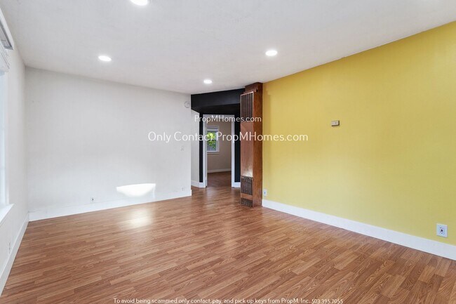 Building Photo - Two Bedroom, Single Level with an Entry Ramp - Large Fenced Yard!