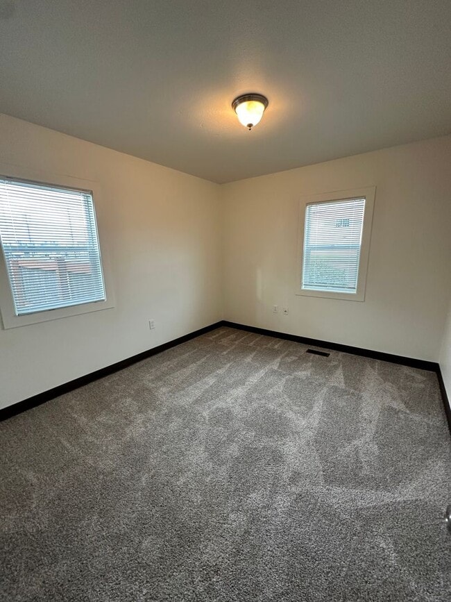 Building Photo - 3 BEDROOM 1 BATH APARTMENT LOCATED IN NORT...
