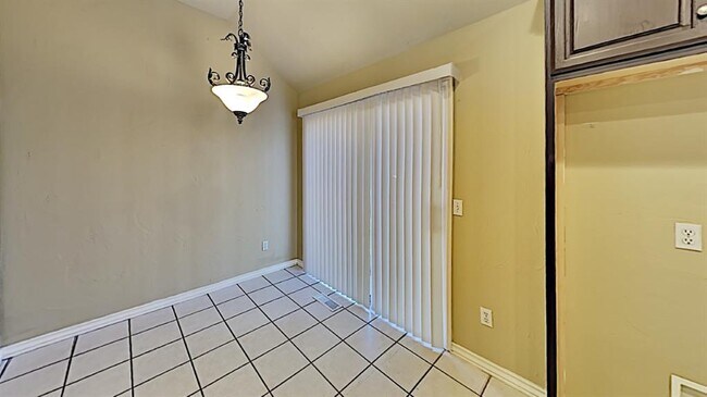 Building Photo - 6808 Sandlewood Dr