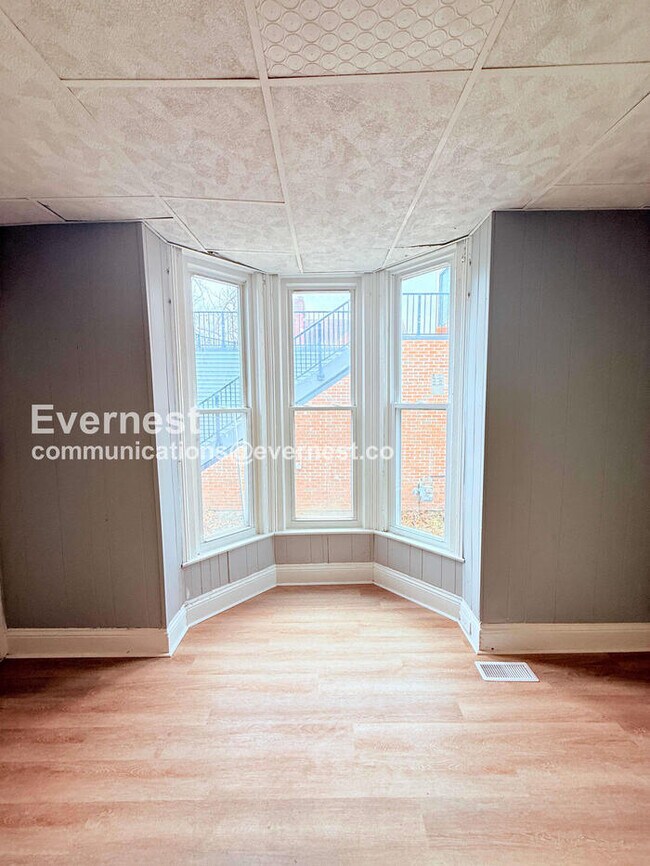 Building Photo - 3 Bed/1 Bath Home with Off-Street Parking / Pet-Friendly / Available Now!