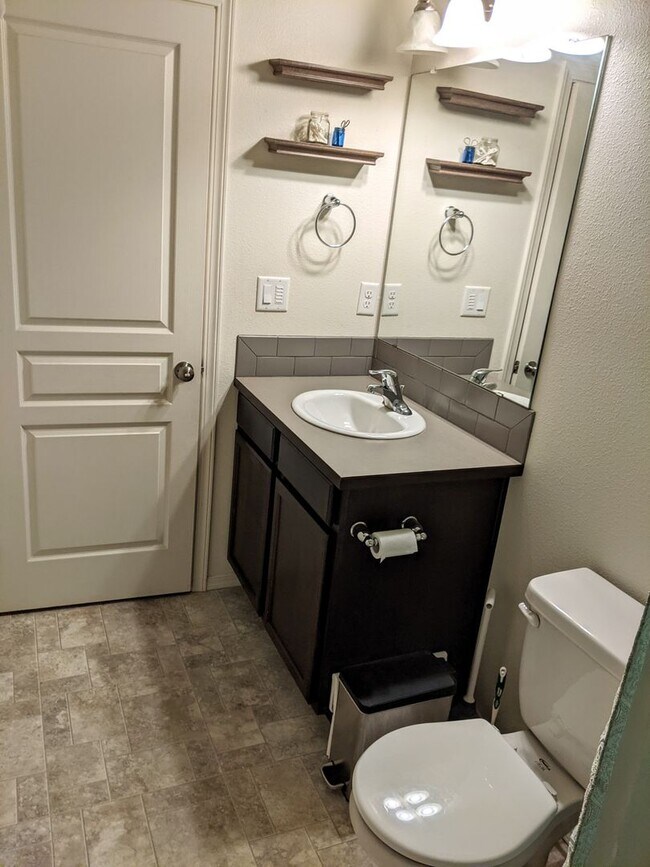 Building Photo - 3 Bed, 2 Bath Single Level Home in SE Bend...