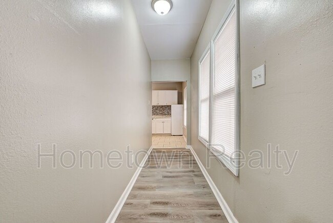 Building Photo - 2105 N Lottie Ave