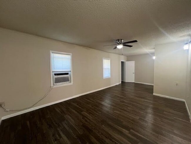 Building Photo - 305 E Stegall Dr
