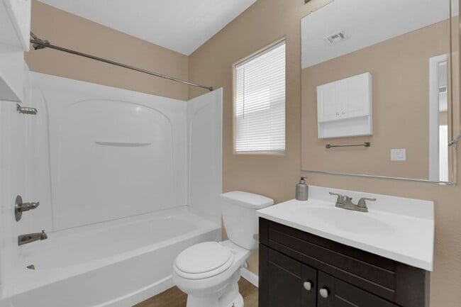 Building Photo - Well Maintained 3 bedrooms/2.5 bathroom Ho...