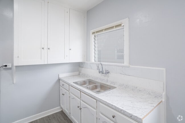 1BR, 1BA - 650SF - Kitchen - 1513 Dixon - All Utilities Included
