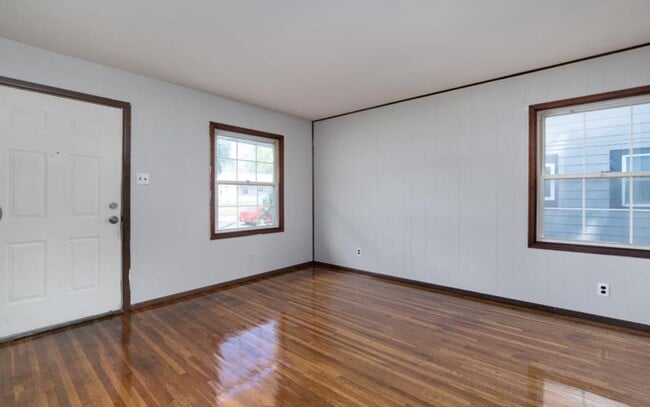 Building Photo - Section 8 Welcome !  Spacious 3 Br / 1 BA Home For Rent !