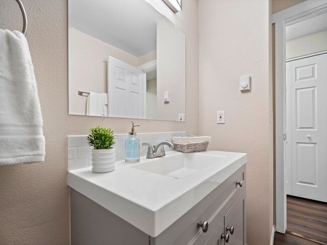 Building Photo - Clean and Cozy 2 bedroom condo with private parking