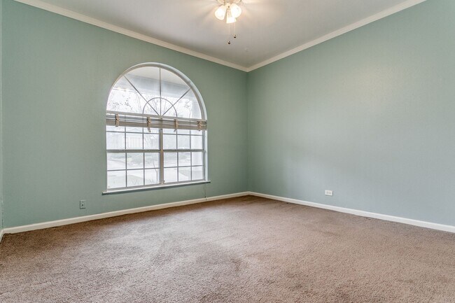 Building Photo - 3-BEDROOM COTTAGE IN ALAMO HEIGHTS